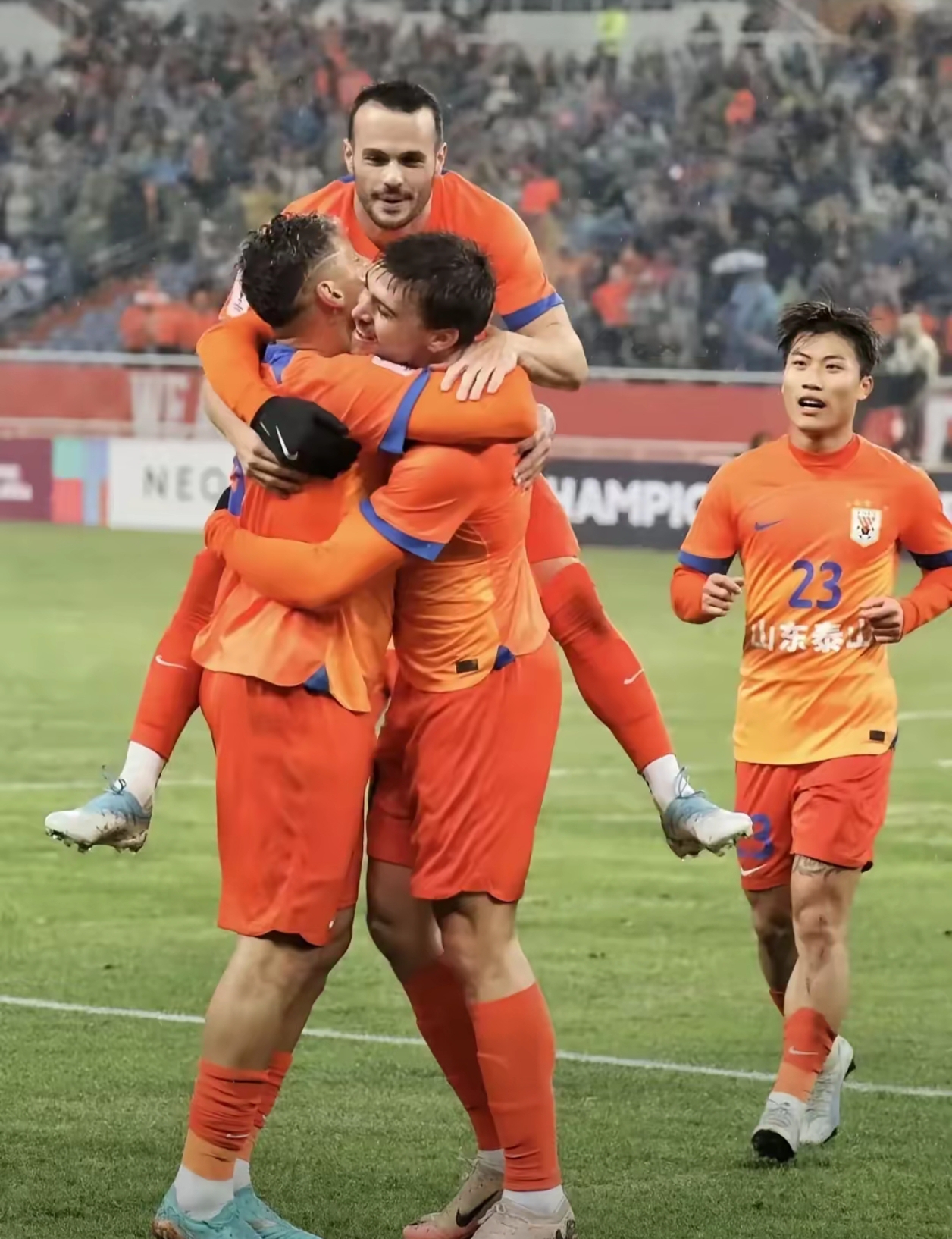 包含转会期社区盾焦点战,山东泰山迎来里程碑,赛场秩序良好,阵容厚度经受考验的词条 包含转会期社区盾焦点战,山东泰山迎来里程碑,赛场秩序良好,阵容厚度经受考验的词条